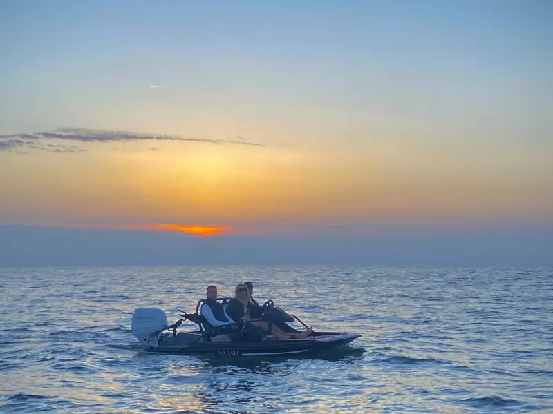 Bateau en mer découvrer des îles sur lacs également avec un faible titant d&#039;eau